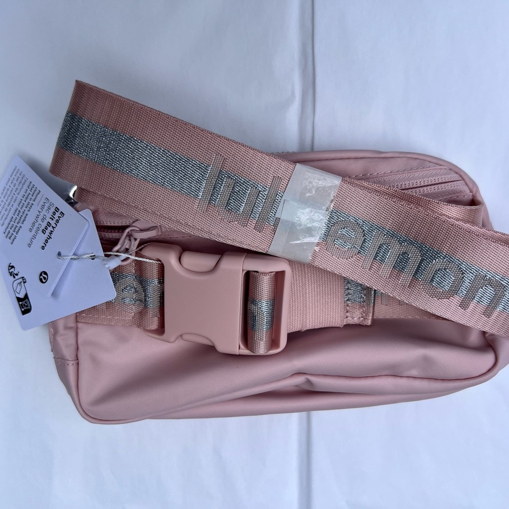 NWT Lululemon Everywhere Wordmark Belt Bag 1L 👛 Pink Mist/Silver/White ✨SOLD OUT